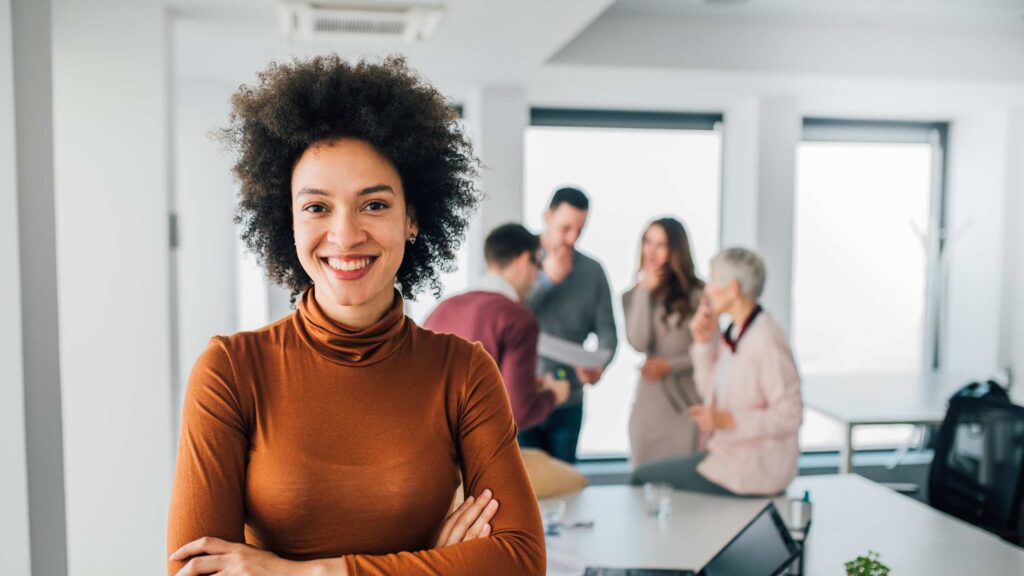 ragazza sorride in primo piano in ufficio dopo aver trovato il lavoro dei sogni