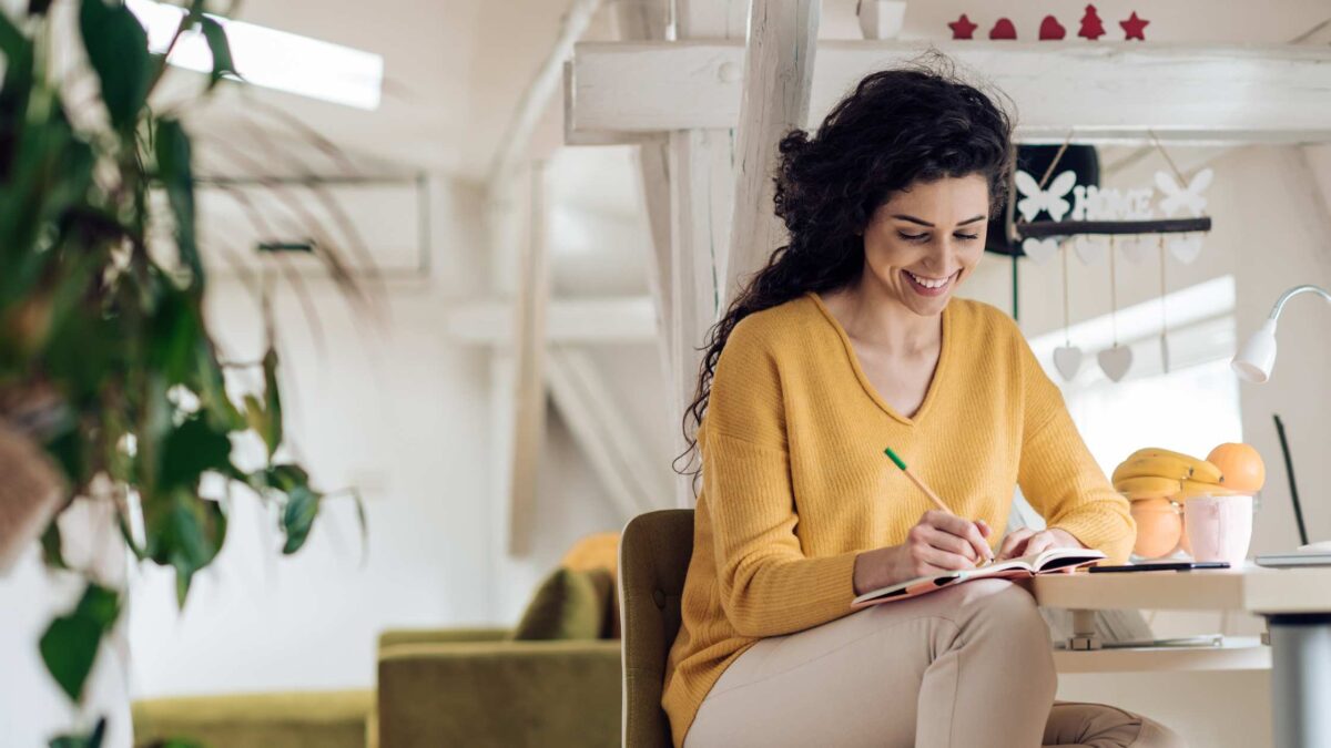 ragazza sorridente che cerca il lavoro dei sogni con maglione giallo