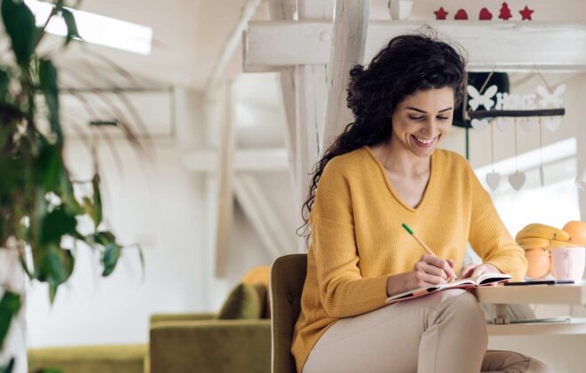 ragazza sorridente che cerca il lavoro dei sogni con maglione giallo