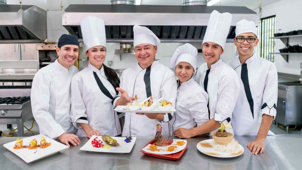una brigata di cucina che ha la conformità normativa per il personale in ristorazione grazie a un software completo come Jobby