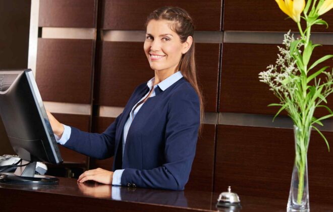 receptionist in hotel felice della gestione lavoratori stagionali in hospitality
