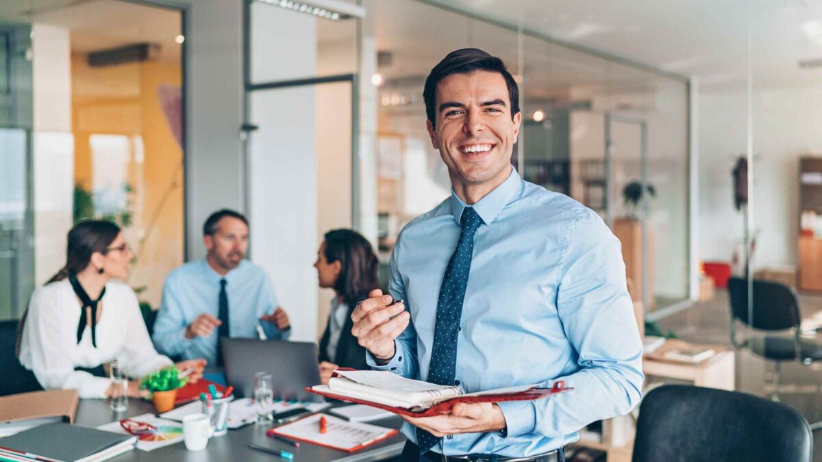 imprenditore soddisfatto della gestione lavoro a chiamata per piccole imprese