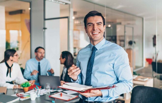 imprenditore soddisfatto della gestione lavoro a chiamata per piccole imprese