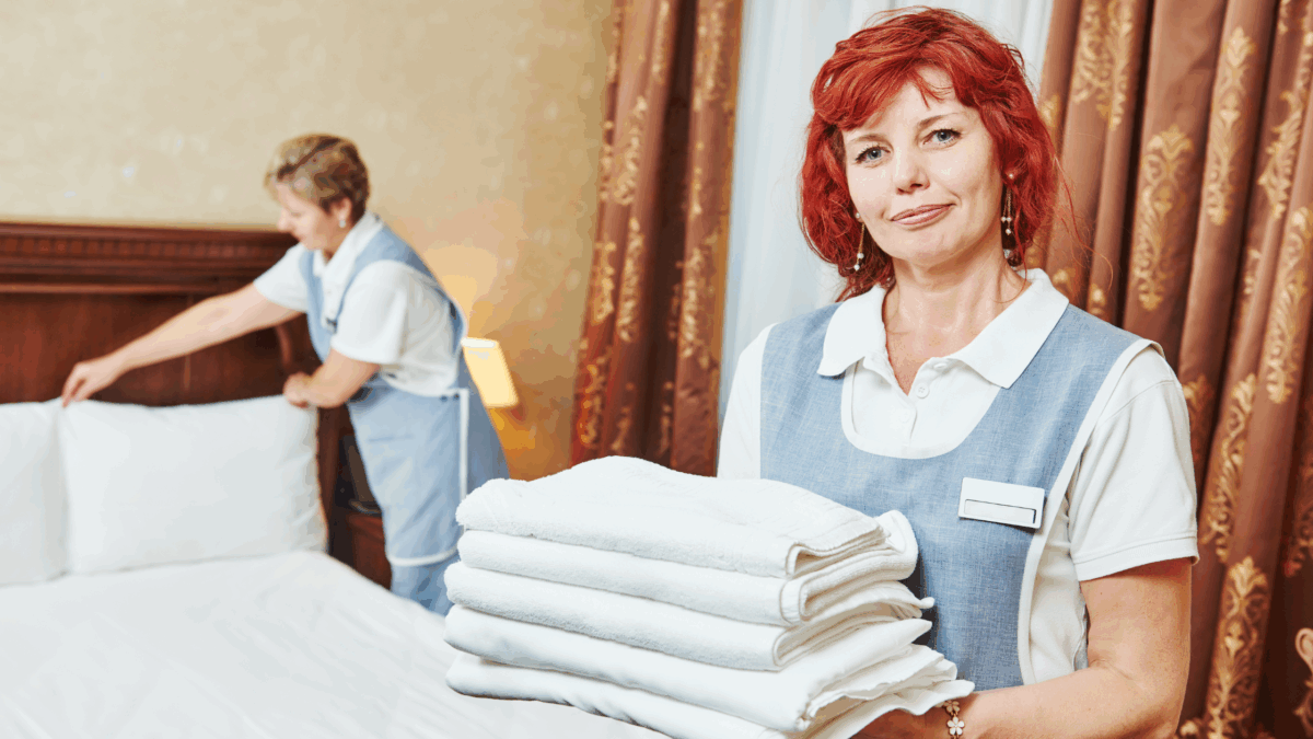 personale di hotel felice per l'utilizzo del software pianificazione turni di lavoro