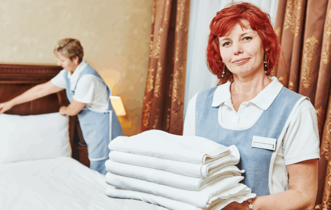 personale di hotel felice per l'utilizzo del software pianificazione turni di lavoro