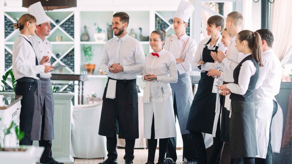 dipendenti in un ristorante felici per l'utilizzo della pianificazione turni dipendenti funziona meglio se digitalizzata