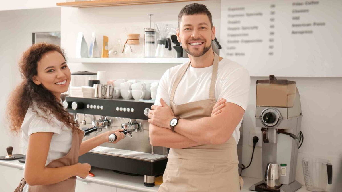 dipendenti felici che seguono uno schema turni di lavoro