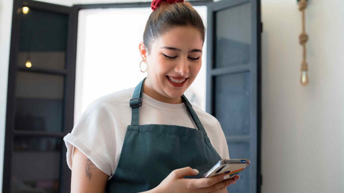 personale della ristorazione che firma il contratto con assunzione digitale