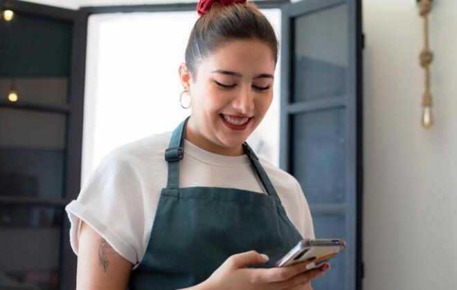 personale della ristorazione che firma il contratto con assunzione digitale