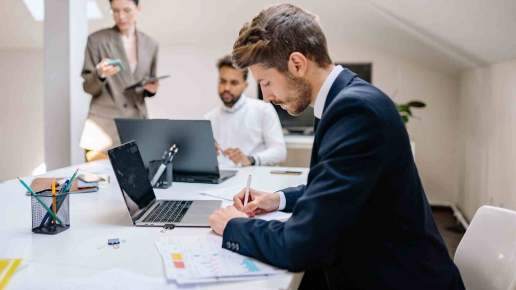 il personale hr ottimizza il lavoro con l’assunzione digitale per grandi aziende