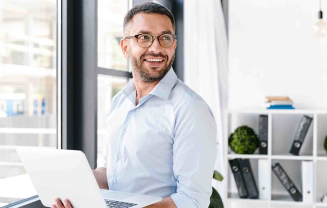 Responsabile HR che si occupa della pianificazione turni di lavoro in ufficio